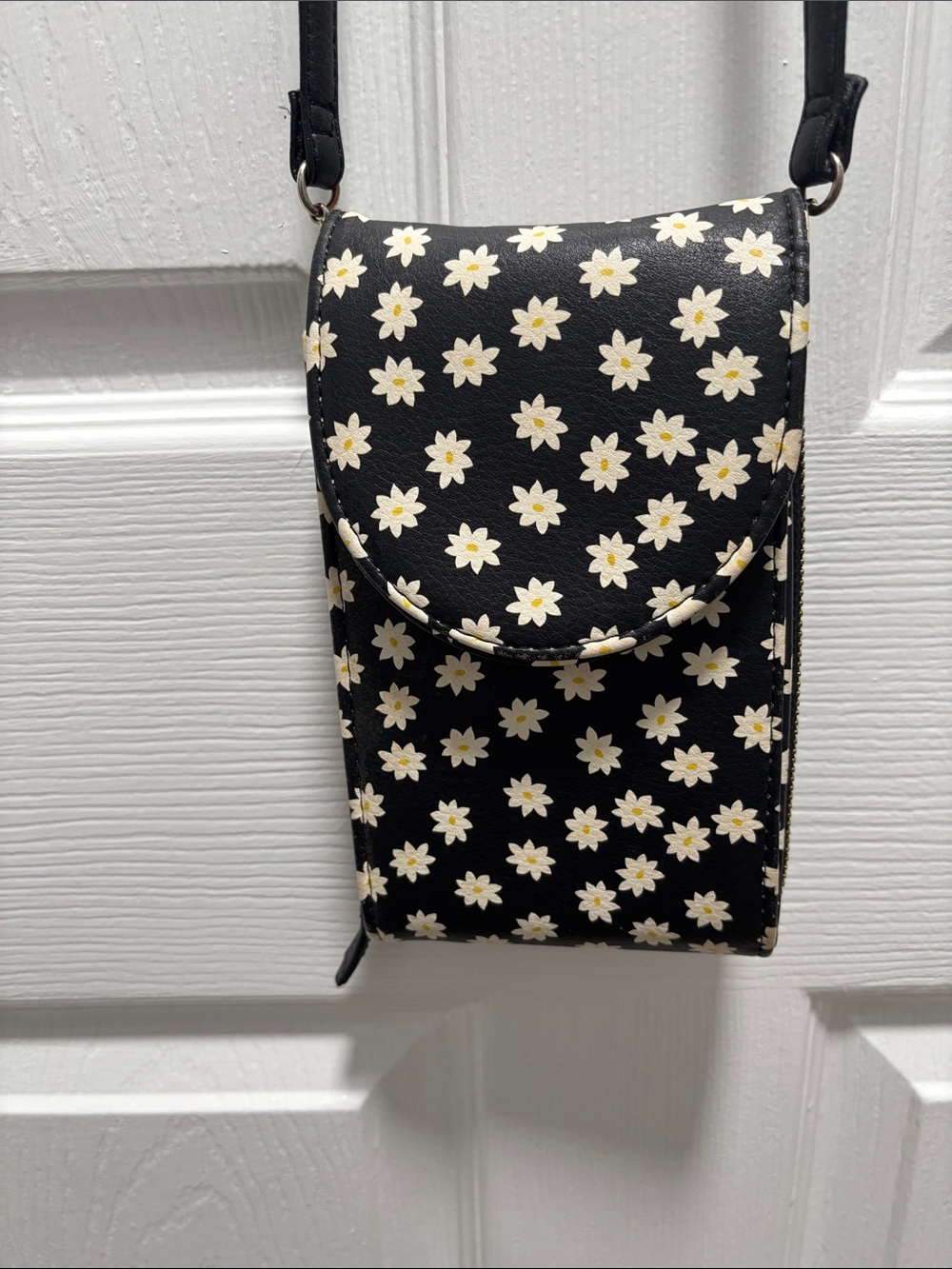 Black Daisy Crossbody has small flaws